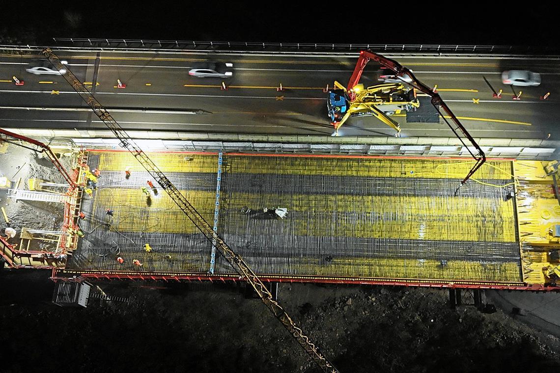 Erstes Teilstück des zweiten B-14-Viadukts betoniert Beim Neubau des zweiten B-14-Viadukts ist ein weiterer Meilenstein erreicht worden. Foto: privat