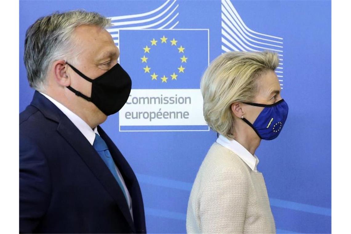 Beim neuen ungarischen Gesetz zu Informationsrechten Jugendlicher komplett unterschiedlicher Meinung: Ungarns Ministerpräsident Viktor Orban und EU-Kommissionspräsidentin Ursula von der Leyen. Foto: Francois Walschaerts/Pool AFP/AP/dpa