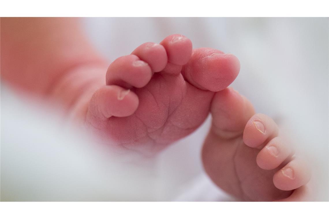 Beim Neugeborenen-Screening kommen neue Untersuchungen hinzu. (Symbolblid)