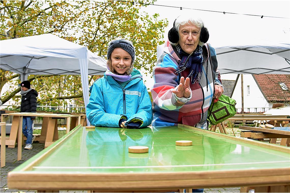 Beim Obstmarkt spielen die Oma und Enkelin Charlotte ein Holzspiel. Backnanger G...