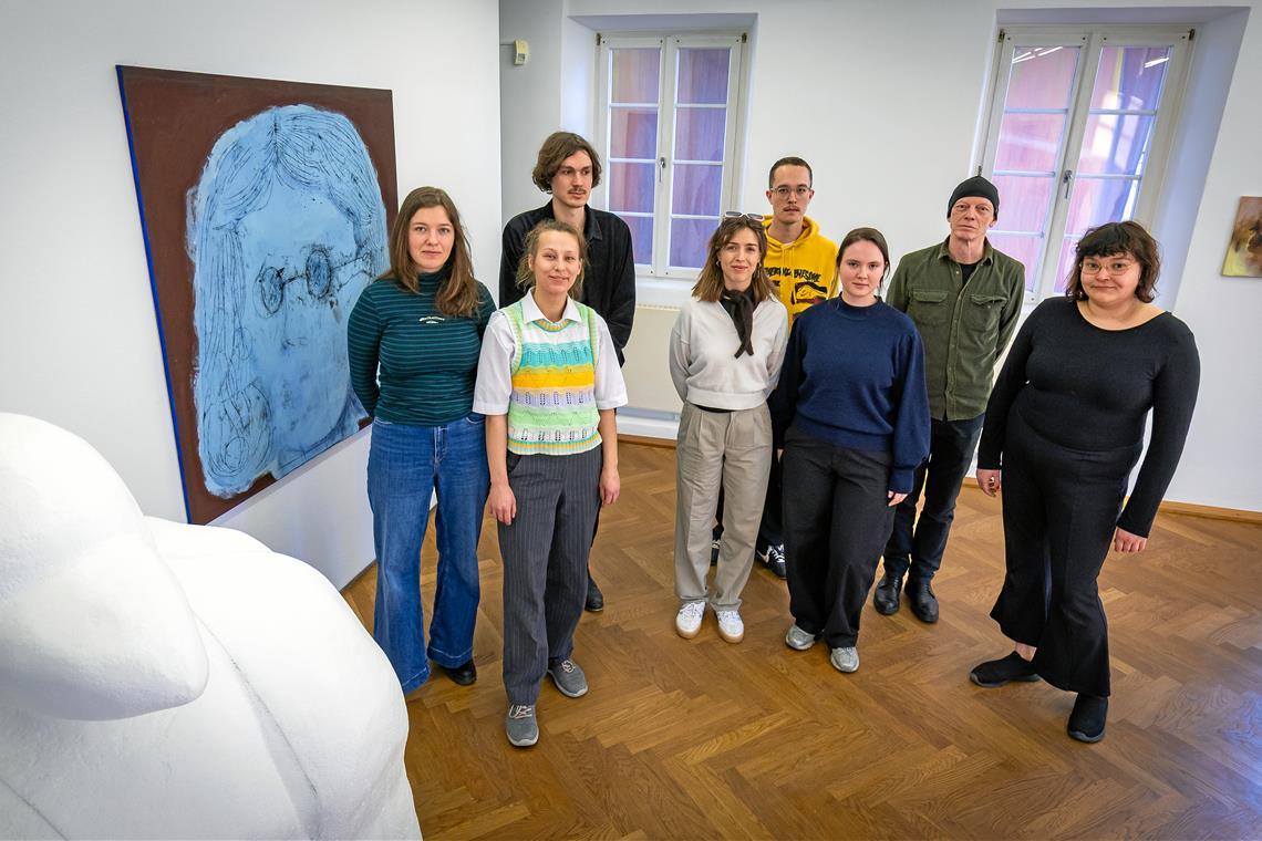 Beim Presserundgang durch die Ausstellung sind vor Ort (von links): die Studierenden Manuela Sudermann, Paulina Lange, Philipp Wild, Pia Treiber, Jakob Mayer, Elisa Lohmüller, Dozent Reto Boller und Julia Hammerbacher. Fotos: Alexander Becher