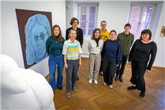 Beim Presserundgang durch die Ausstellung sind vor Ort (von links): die Studierenden Manuela Sudermann, Paulina Lange, Philipp Wild, Pia Treiber, Jakob Mayer, Elisa Lohmüller, Dozent Reto Boller und Julia Hammerbacher. Fotos: Alexander Becher