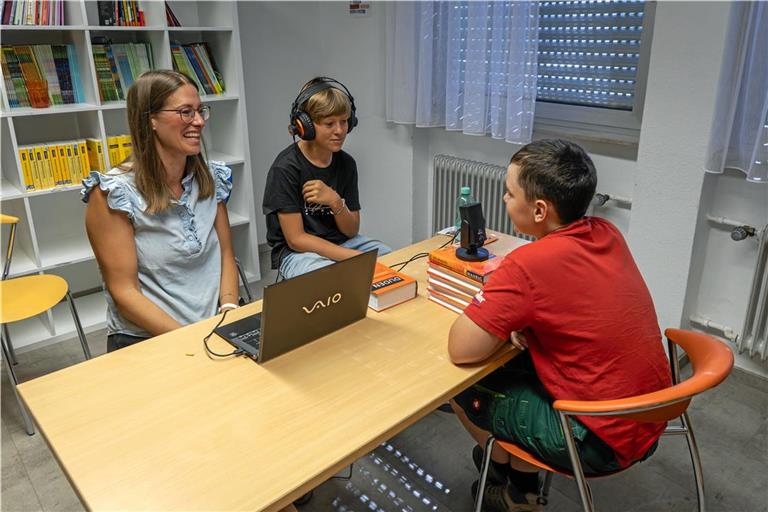 Beim Produzieren der Podcastbausteine wird konzentriert gearbeitet, aber auch mal gelacht: Rene (von rechts) spricht Textabschnitte ein, Rafael hört bei der Aufnahme mit, um die Tonqualität zu kontrollieren, und Julia Dahlinger unterstützt und gibt Feedback. Foto: Stefan Bossow