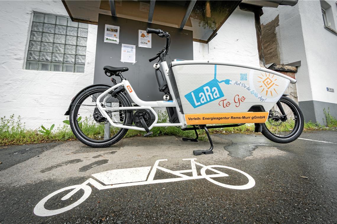 Erste Backnanger Lastenradstation startet in Maubach Beim Projekt „Lara to go“ können Lastenräder an verschiedenen Standorten im Kreis ausgeliehen werden. Die Station in Allmersbach im Tal (im Bild) wird gut angenommen. Am Wochenende wird in Maubach ein neuer Standort eingeweiht. Foto: Alexander Becher