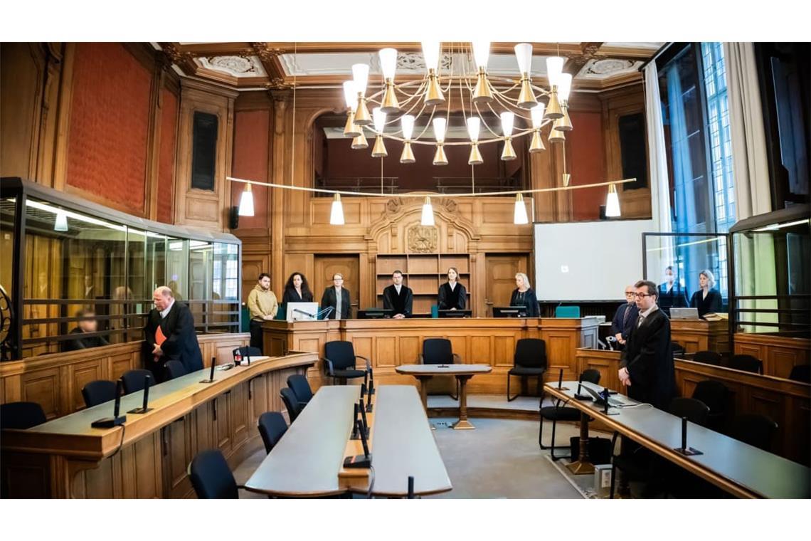 Beim Prozeß in Berlin wirft die Anklage dem 24-Jährigen mutmaßlichen Neonazi Bedrohung, räuberische Erpressung sowie gefährliche Körperverletzung sowie versuchten schweren Raub vor. Er soll laut Ermittlungen eine leitende Funktion in der rechten Gruppierung «Deutsche Jugend Voran» einnehmen.