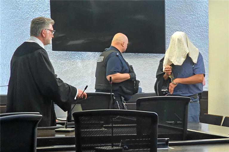Beim Prozessauftakt hatte der Angeklagte sein Gesicht mit einem Tuch verdeckt.Foto: Florian Muhl