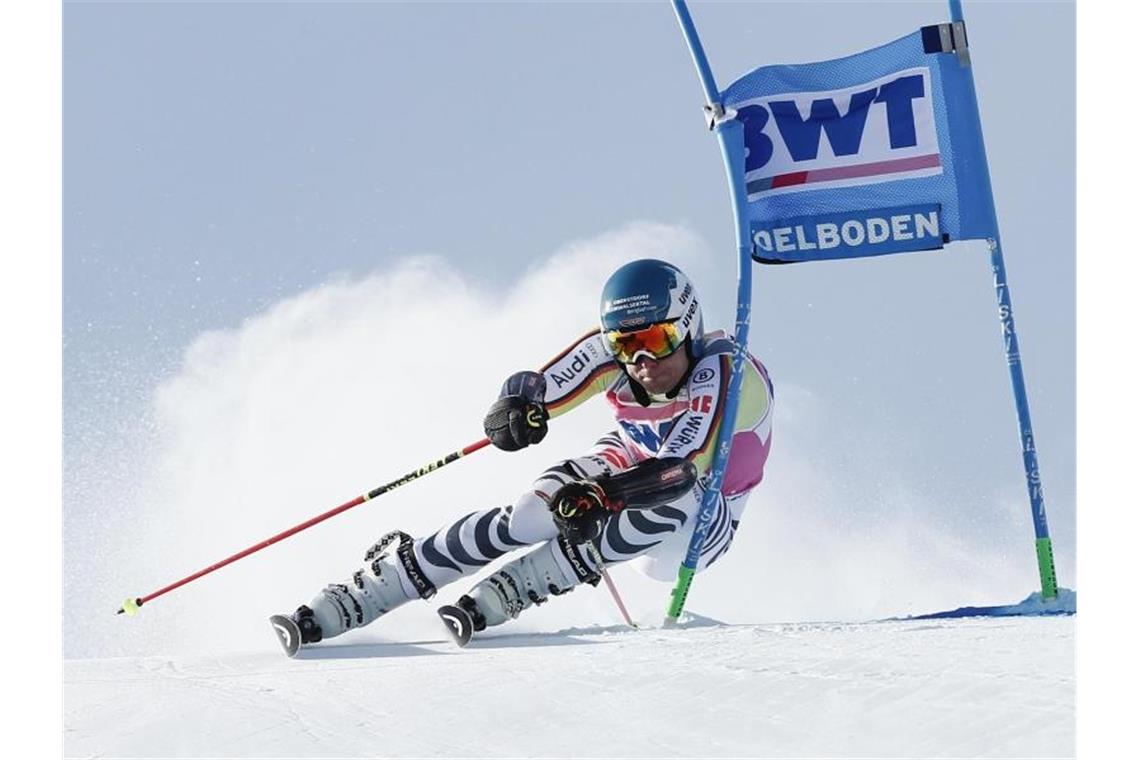 Schmid bei Pinturault-Gala in Adelboden abgeschlagen Beim Riesenslalom nur auf Rang 22: Alexander Schmid in Aktion. Foto: Gabriele Facciotti/AP/dpa