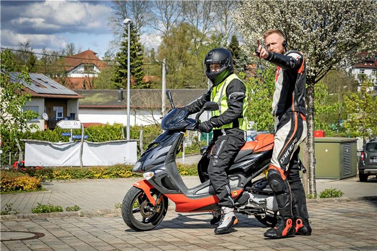 Beim Rollerfahren ist vor allem die Blickführung wichtig, erklärt Fahrschullehrer Nico Waldenmaier. Foto: Alexander Becher