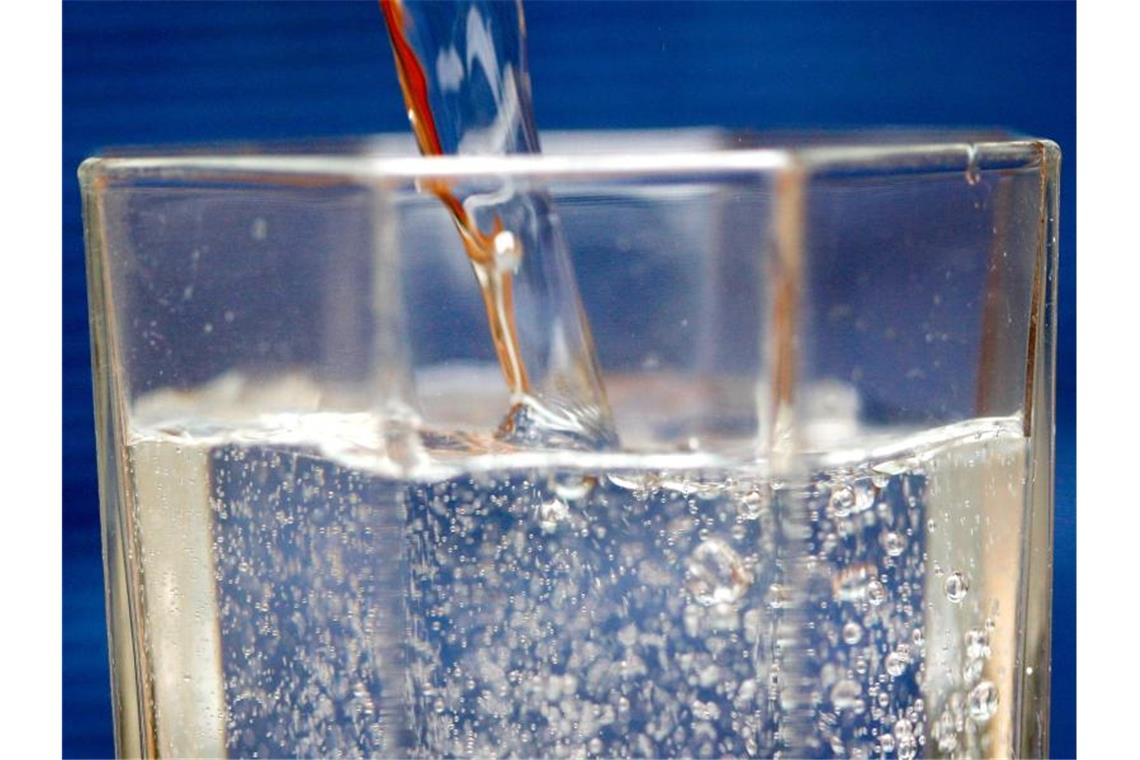 Gericht untersagt Danone Bio-Siegel für Mineralwasser Beim Schlagwort „bio“ erwarten Kunden ein unbehandeltes Wasser - mit dieser Begründung hat jetzt ein Gericht gegen Danone und ein Bio-Siegel für Mineralwasser entschieden. Foto: Roland Weihrauch/dpa/Symbolbild