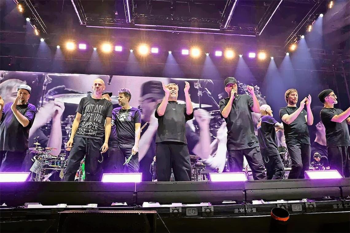 Wie die Fantas nach dem Konzert feierten Beim Schlussapplaus bedanken sich die Fantastischen VIer mit ihren Musikern beim Stuttgarter Publikum, dem wohl besten Hip-Hop-Publikum in Deutschland.