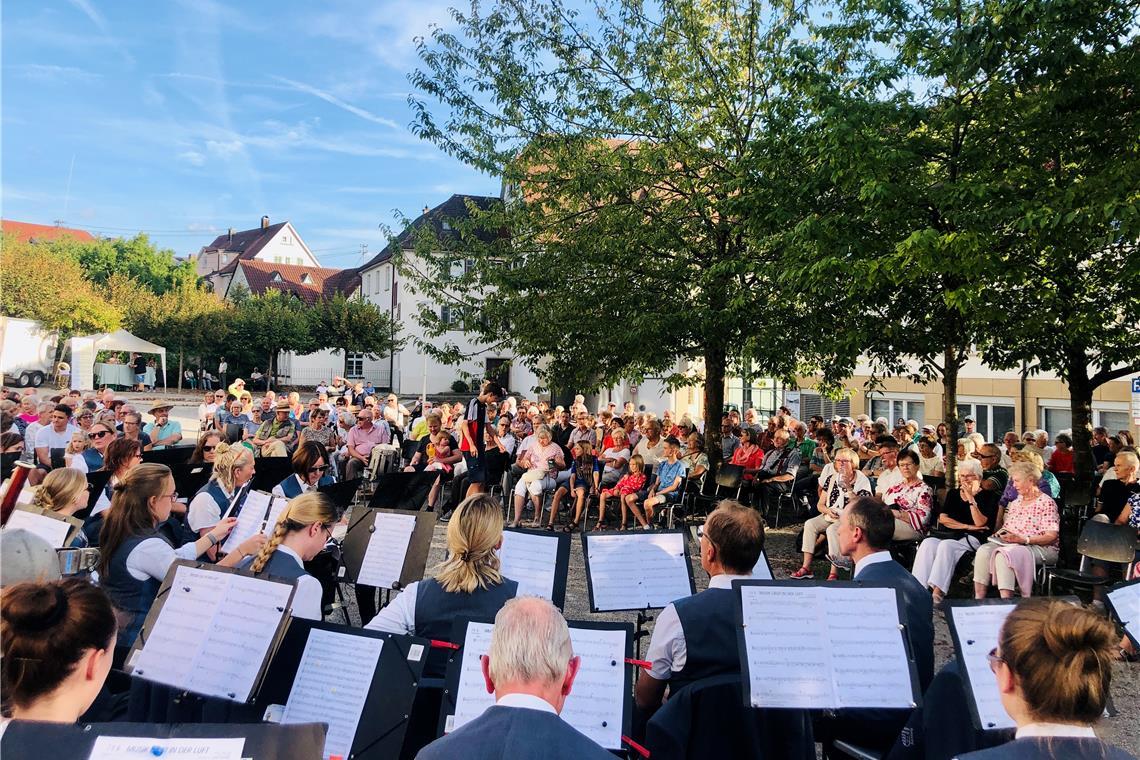 Beim Serenadenkonzert spielt das Backnanger Blasorchester unter dem Motto „Swing, Soul and Summer“ auf dem Backnanger Stiftshof. Foto: Thomas Kirschbaum