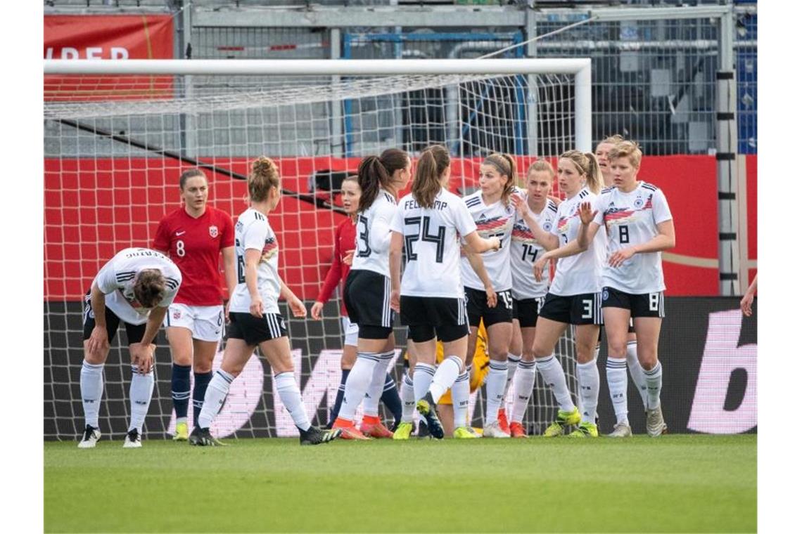 Beim Sieg über Norwegen erzielte Laura Freigang den Ausgleich: Deutschlands Spielerinnen jubeln nach dem Tor zum 1:1. Foto: Sebastian Gollnow/dpa
