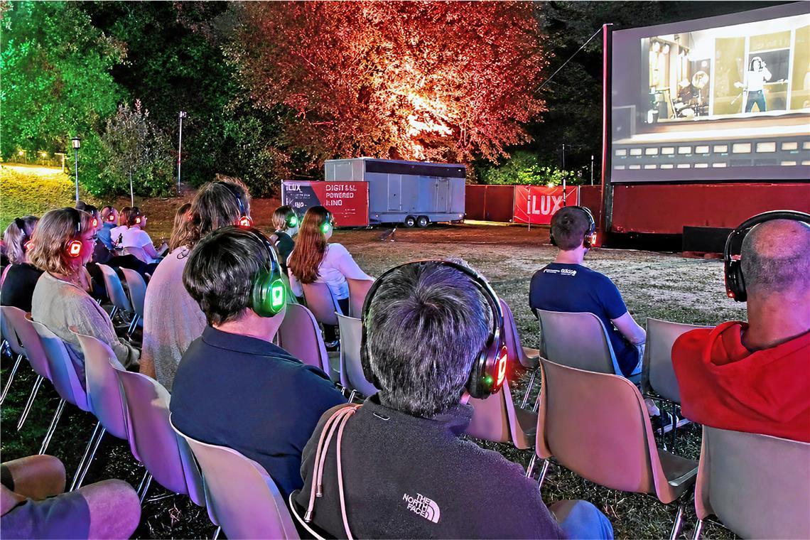 Beim Silentkino wird der Ton des Films „Bohemian Rhapsody“ über Kopfhörer übertragen. Foto: Tobias Sellmaier