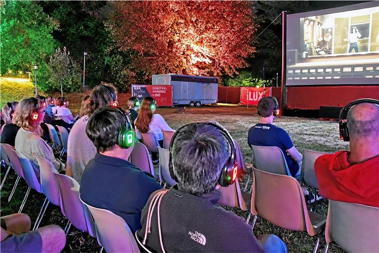 Beim Silentkino wird der Ton des Films „Bohemian Rhapsody“ über Kopfhörer übertragen. Foto: Tobias Sellmaier