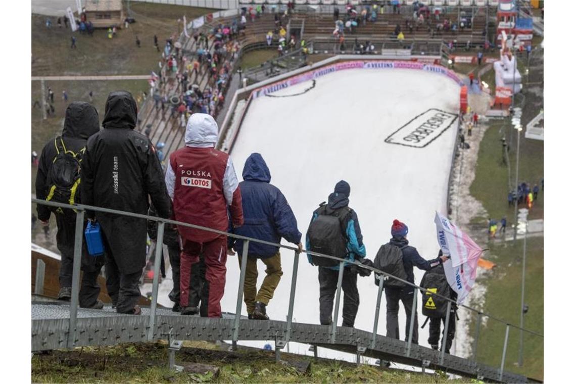 Beim Skispringen im Schweizerischen Engelberg war Schnee Mangelware. Foto: Urs Flueeler/KEYSTONE/dpa