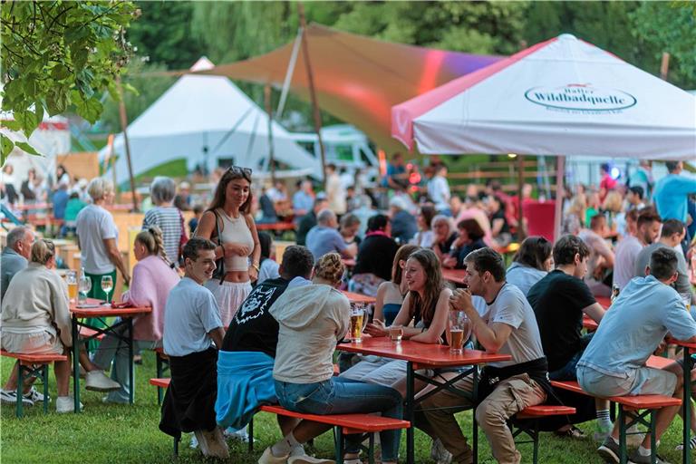 Beim Sommerpalast die Abende oder das Wochenende mit Freunden, Bekannten und der Familie genießen – das ist auch ein wichtiger Aspekt für zahlreiche Besucherinnen und Besucher. Foto: Stefan Bossow