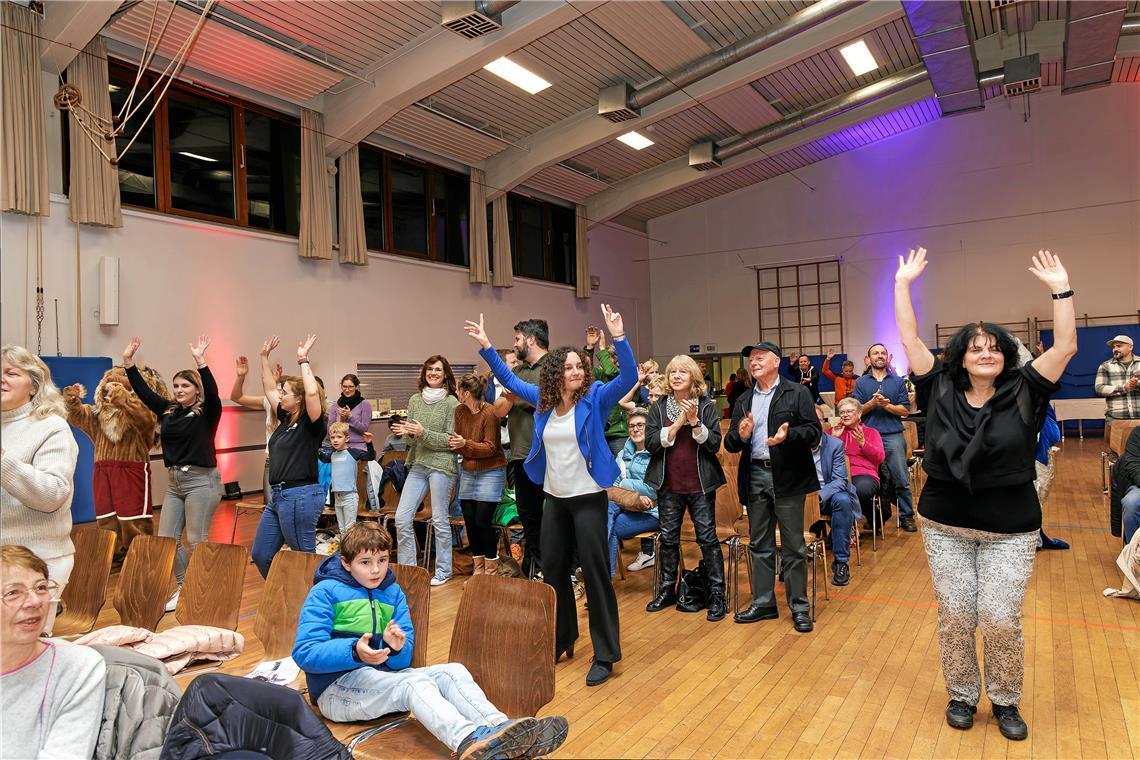 Beim Song „Gute Laune“ von Großstadtengel tanzt beim Bürgerempfang fast der ganze Saal – auch die Bürgermeisterin. Fotos: Jörg Fiedler