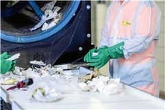 Beim Sortieren haben die Mitarbeitenden des beauftragten Dienstleisters viele Wertstoffe und Bioabfälle gefunden. Foto: teamwerk AG 