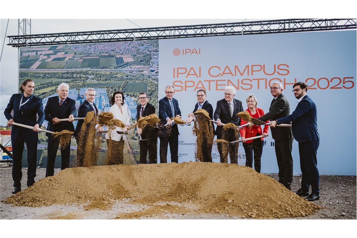 Von der Großbaustelle zur IPAI-Vision – die Bilder und Infos Beim Spatenstich des IPAI am Dienstag. In der Mitte: Kanzler Friedrich Merz.
