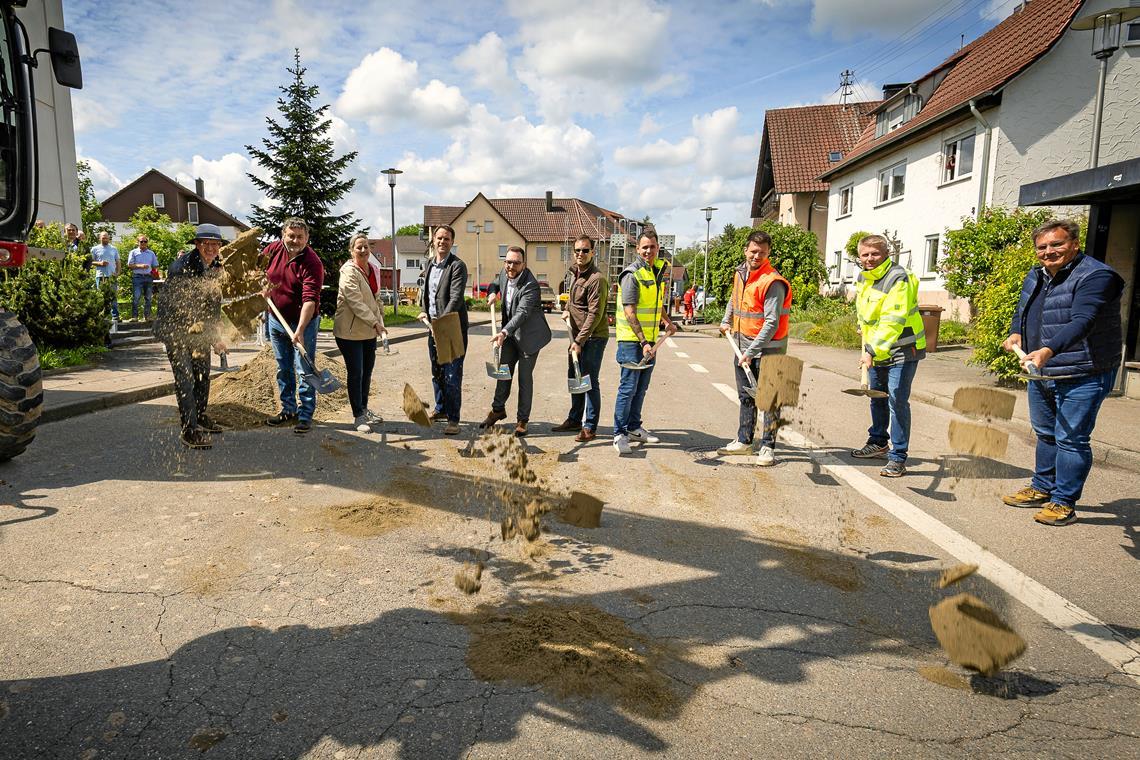 Beim Spatenstich (von links): Peter Schilling (Planungsbüro Faktorgrün), Hartmut Reber (Bauamt Auenwald), Susanne Wenzel (Ingenieurbüro Frank), Jochen Roos (Roosplan), Kai-Uwe Ernst, Marc Jautz (Ingenieurbüro Frank), Pierre Mayer (Bauamtsleiter), Nikolas Wünsch (Bauleiter, Rosaro), Heiko Weber (Ingenieurbüro Frank), Frank Braun (Büro Braun). Foto: Alexander Becher