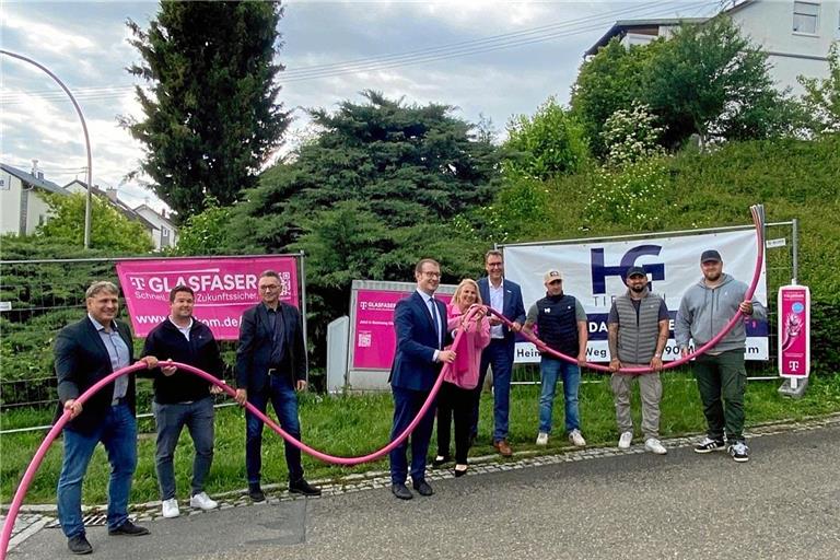 Beim Spatenstich waren (v.l.nr.) Alexander Ostertag, Regionalmanager der Telekom, Michael Wolf, Projektleiter FTTH Ausbau bei der Telekom, Matthias Gauger, Leiter Technik bei der Gigabit Region Stuttgart GmbH, Oberbürgermeister von Backnang Maximilian Friedrich, Sabine Wittlinger, Partnermanagerin bei der Telekom, Landrat Dr. Richard Sigel und Tim Gräff, Sven Schnier, Kevin Lubitz von der HG Tiefbau GmbH. Foto: Deutsche Telekom AG