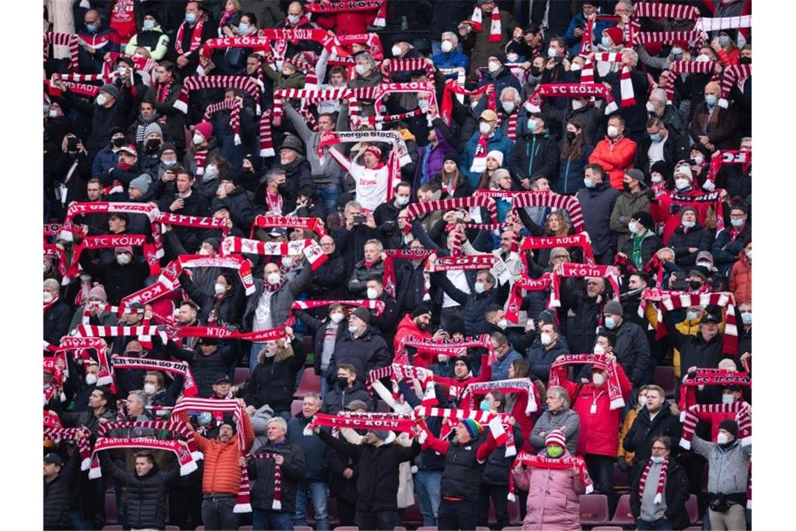 Beim Spiel des 1. FC Köln gegen Borussia Mönchengladbach waren 50.000 Zuschauer im Stadion. Foto: Marius Becker/dpa