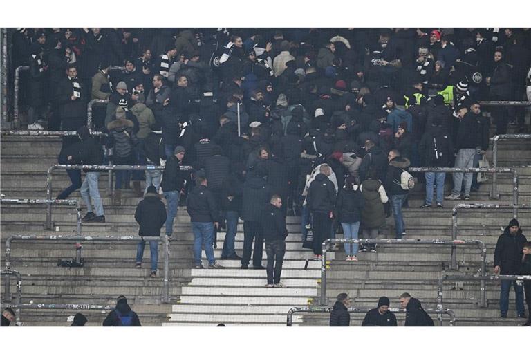 Beim Spiel Frankfurt gegen Stuttgart kam es zwischen der Polizei und Frankfurt-Fans zu Ausschreitungen.