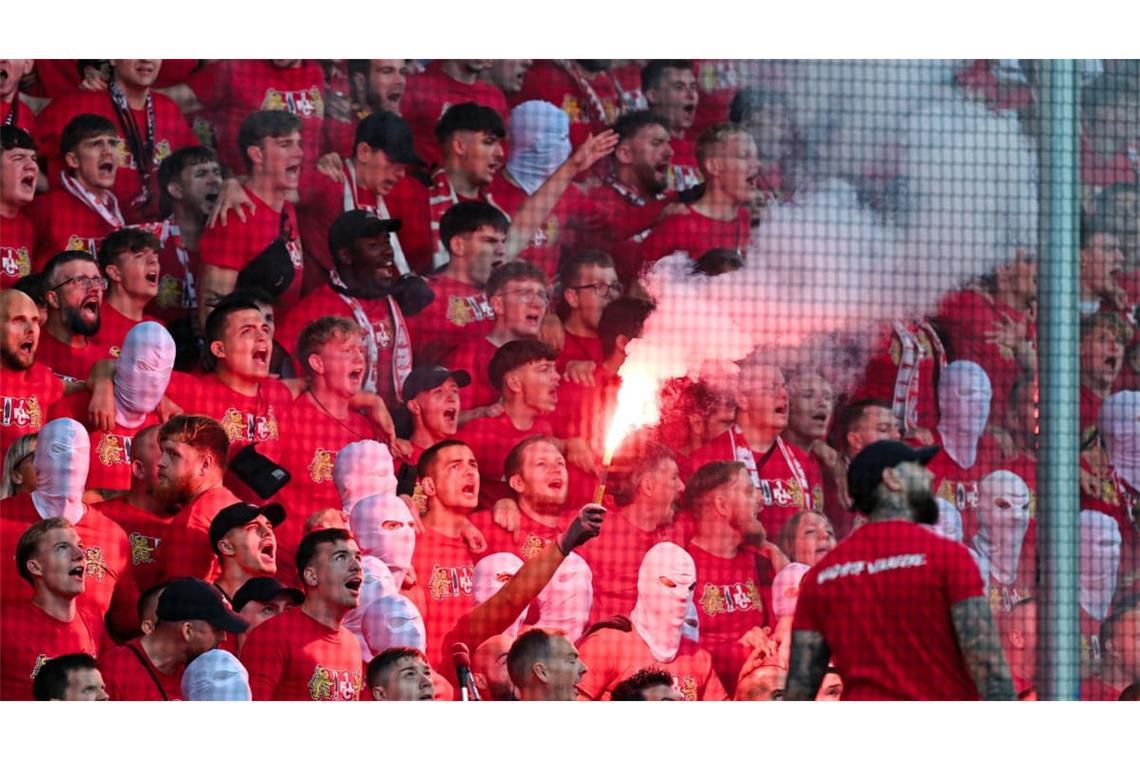 Beim Spiel SV Waldhof Mannheim gegen 1. FC Kaiserslautern am 21. August setzten Fans auch Pyrotechnik ein.