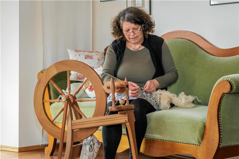 Beim Spinnen vergisst Edith Ebert-Switlinski bisweilen sogar die Zeit. Foto: Stefan Bossow