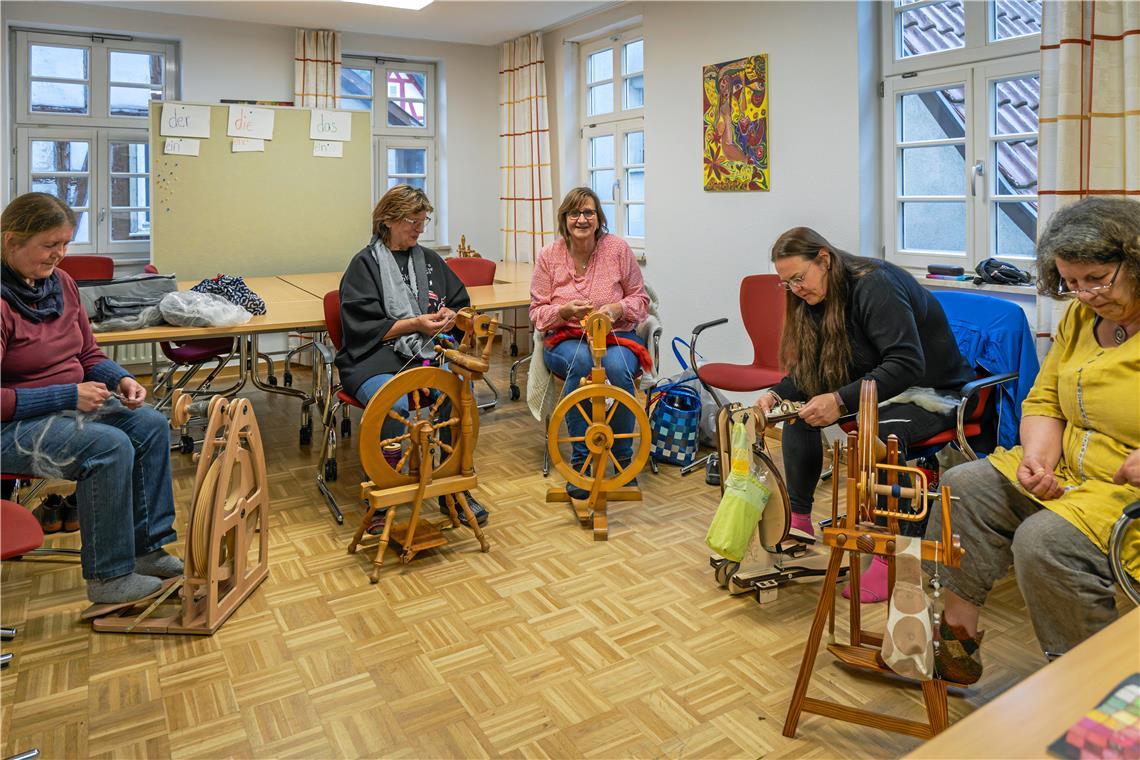 Murrhardter Spinnkreis: Sich Zeit nehmen, Zeit haben – am Spinnrad Beim Spinnkreis verbinden (von links) Maryem Edipoglu, Monika Stelzer, Petra Gutzy, Sonja Fischer und Dozentin Edith Ebert-Switlinski das Schöne mit dem Angenehmen – die Arbeit am Spinnrad entspannt, ist produktiv und nebenbei lässt sich miteinander plauschen.