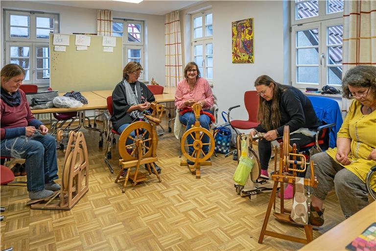 Beim Spinnkreis verbinden (von links) Maryem Edipoglu, Monika Stelzer, Petra Gutzy, Sonja Fischer und Dozentin Edith Ebert-Switlinski das Schöne mit dem Angenehmen – die Arbeit am Spinnrad entspannt, ist produktiv und nebenbei lässt sich miteinander plauschen.