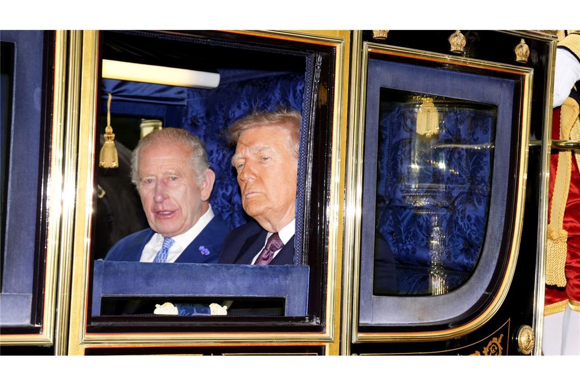 Beim Staatsbesuch von Bundespräsident Steinmeier dürften die Gesichter bei der gemeinsamen Kutschfahrt mit König Charles fröhlicher sein als im September beim Besuch von US-Präsident Trump