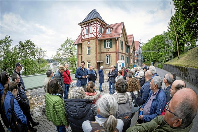 Beim Stadtspaziergang zum Tag der Städtebauförderung erklärten Erster Bürgermeister Stefan Setzer und Stadtplanungsamtsleiter Tobias Großmann Bauvorhaben. Foto: Alexander Becher