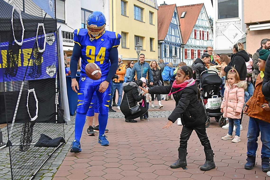 Beim Stand der Backnanger Wolverines gilt es, zielsicher zu sein.