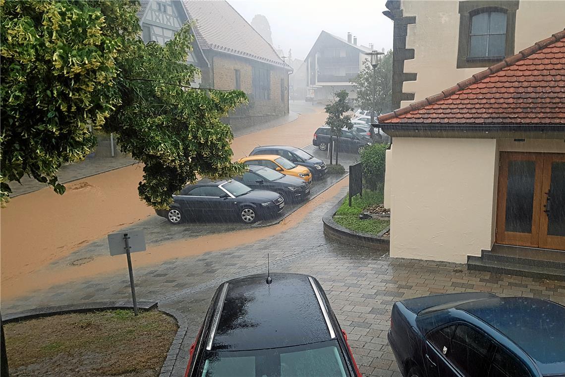 Kirchberg will sich besser auf Starkregen vorbereiten Beim Starkregen im Juni konnte Kirchberg bereits Erfahrungen mit den Wassermassen sammeln. Ein professioneller Leitfaden soll Risiken nun ermitteln. Archivfoto: Feuerwehr Kirchberg