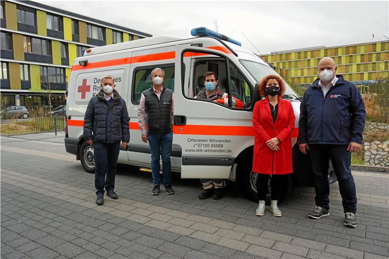 Beim Start der mobilen Testeinheit (von links): DRK-Geschäftsführer Sven Knödler, Gerhard Holzwarth (Landratsamt), Timon Boeddinghaus (Helfer DRK), Kreis-Sozialdezernentin Stefanie Böhm und Jörg Behrens, Projektleiter Schnelltestzentrum beim DRK. Foto: DRK Rems-Murr