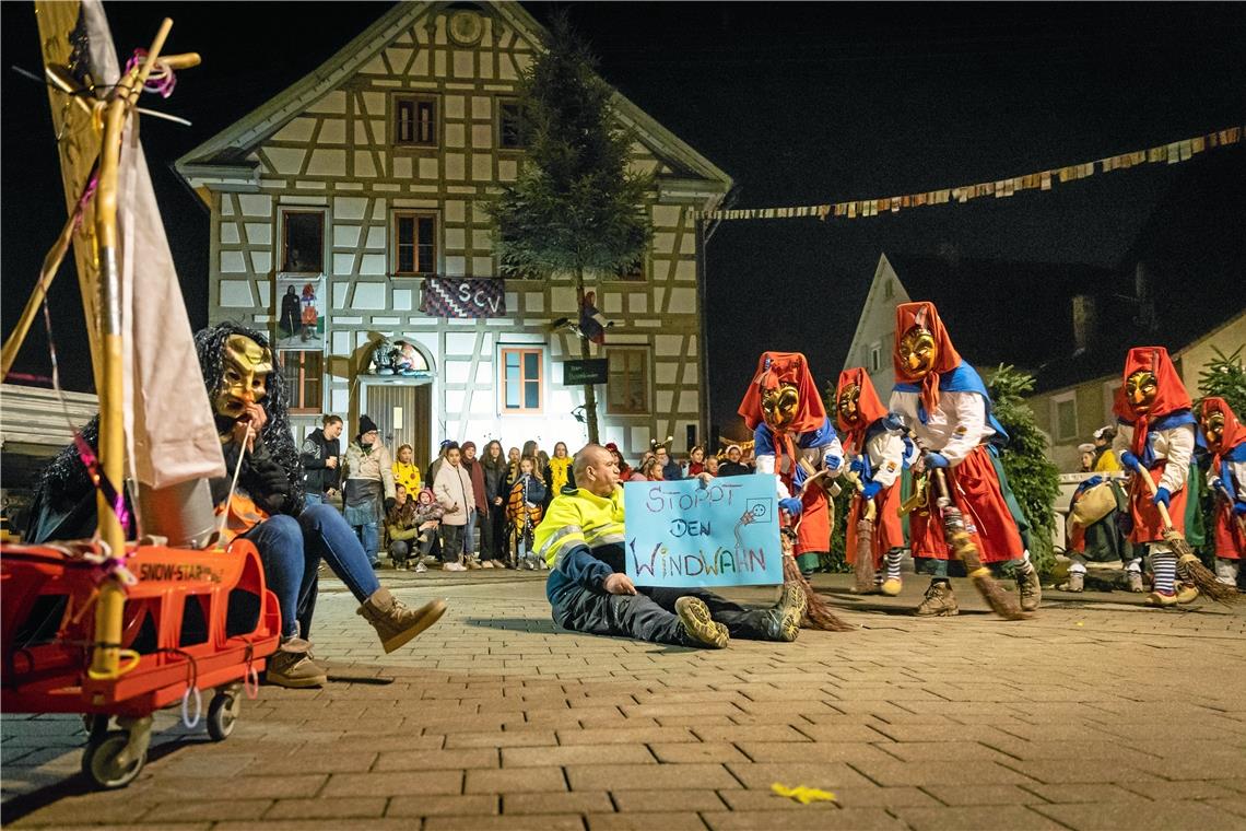 Rathaussturm in Sulzbach an der Murr Beim Stegreifspiel der Sulzbacher Narren spielen auch angebliche Klimaaktivisten eine Rolle, deren Forderungen und Methoden von den Hästrägern kräftig durch den Kakao gezogen werden. Fotos: Alexander Becher