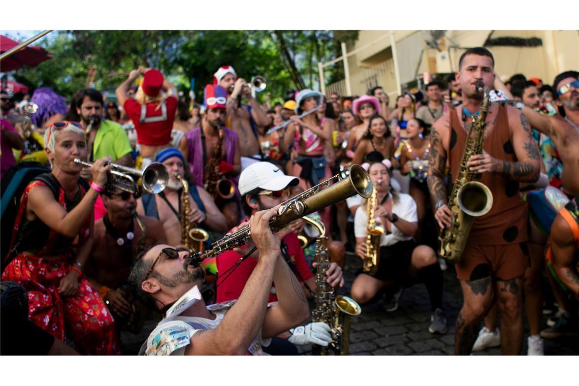Beim Straßenkarneval ziehen dutzende Karnevalsgruppen durch die Straßen der Stadtteile. (Archivbild)