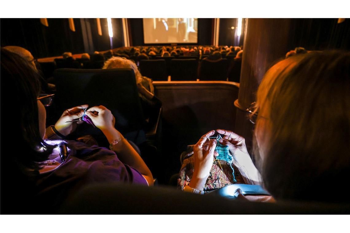 Stricken mit Popcorn - Wie Kinos zum Szene-Treff werden Beim "Strick-Kino" wie hier in Mannheim stricken die Kinobesucher(innen) und genießen nebenher einen Film.