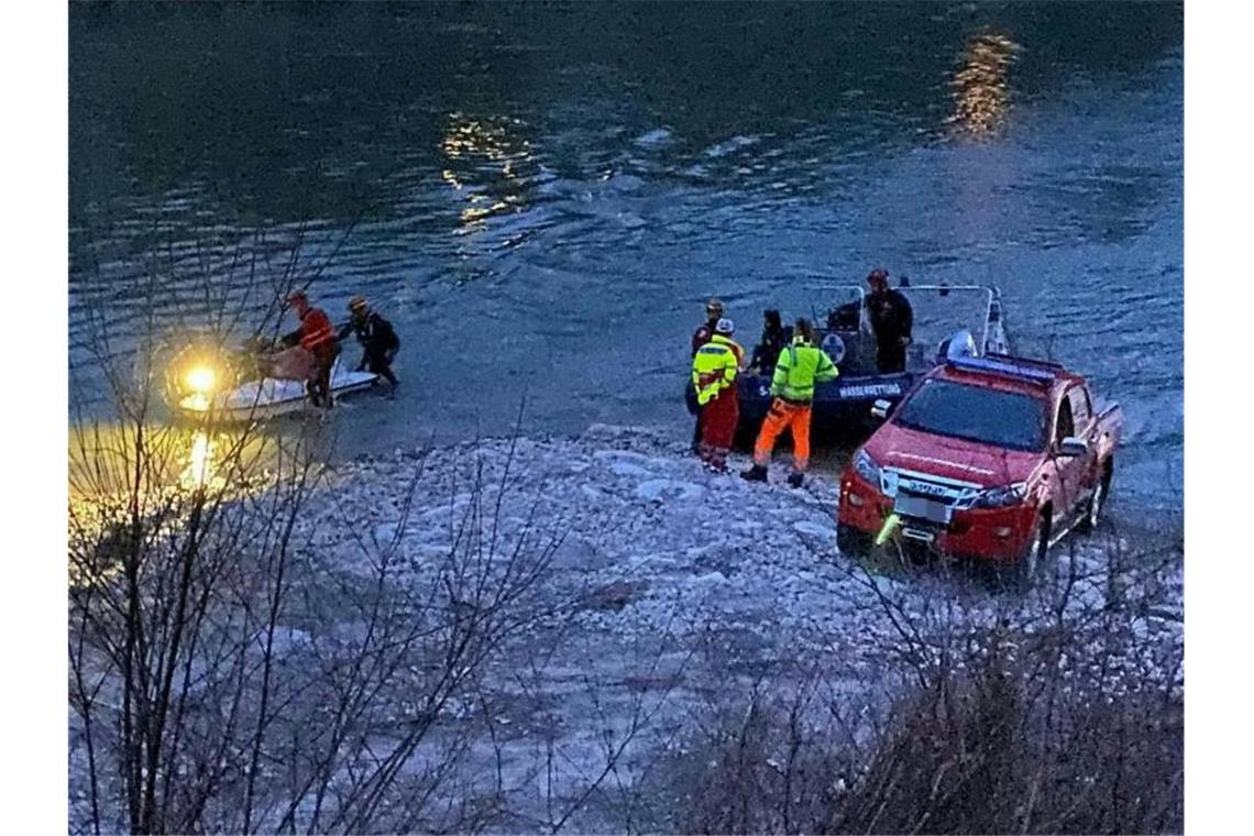 ORF: Auto in Salzach gestürzt - drei Tote Beim Sturz eines Autos in die Salzach in Österreich sind drei Menschen ums Leben gekommen. Foto: Fmt-Pictures/APA/dpa