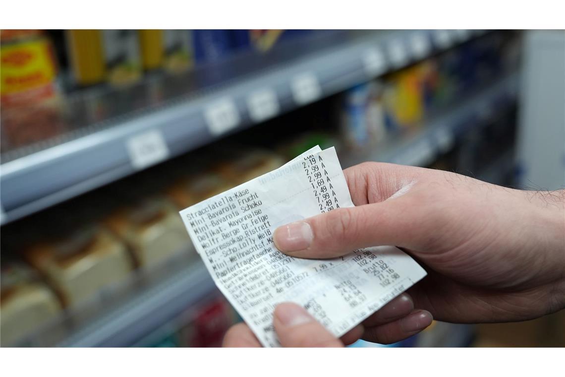 Beim täglichen Einkauf bekommen die Menschen die Inflation zu spüren. (Symbolbild)