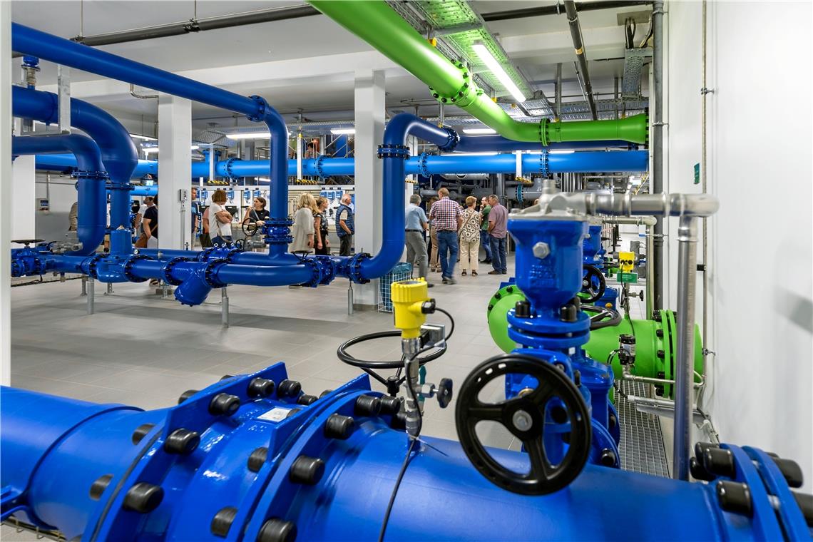 Für sichere Wasserversorgung im Murrtal Beim Tag der offenen Tür im Wasserwerk Murrtal konnten Besucherinnen und Besucher erfahren, woher ihr Leitungswasser eigentlich kommt und welcher Aufwand hinter der Aufbereitung steckt. Fotos: Alexander Becher