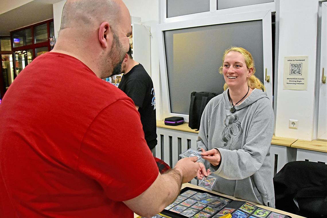 Beim Tauschevent ist Julia aus Heilbronn besonders auf der Suche nach Karten von Pikachu. Fotos: Tobias Sellmaier