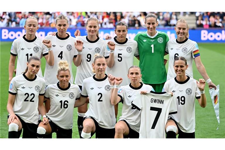 Beim Teamfoto   hielten Elisa Senß und Klara Bühl ein Trikot ihrer Kapitänin mit der Nummer sieben in die Kameras.