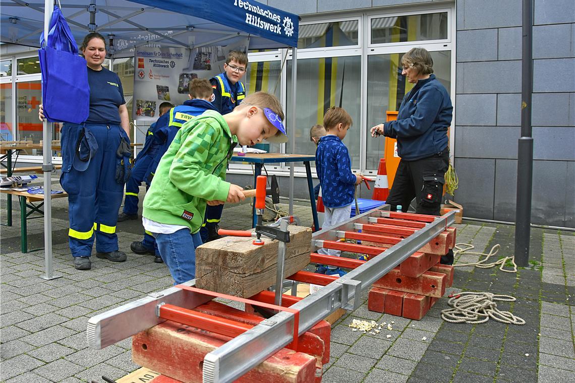 Zweite Auflage der Mini-Murr-Regatta in Backnang Beim Technischen Hilfswerk wird gehämmert und mit Seilen gearbeitet.