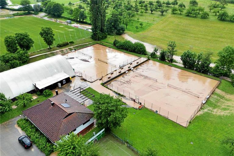 Beim Tennisclub Burgstetten sind die Außenplätze zerstört, auch in der Tennishalle stand das Wasser. Foto: 7aktuell.de/Kevin Lermer 