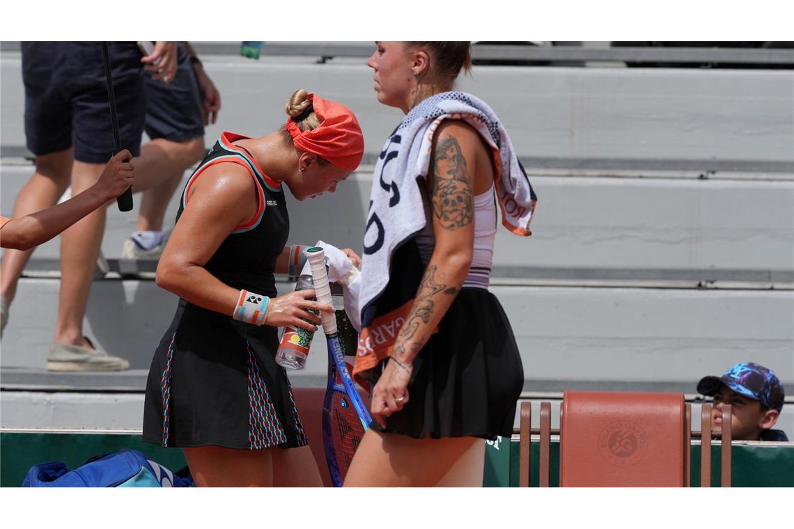 Beim Tennismatch der Russin Diana Schnaider (l) gegen die Ukrainerin Oleksandra Olijnykowa ging es um mehr als nur Sport.