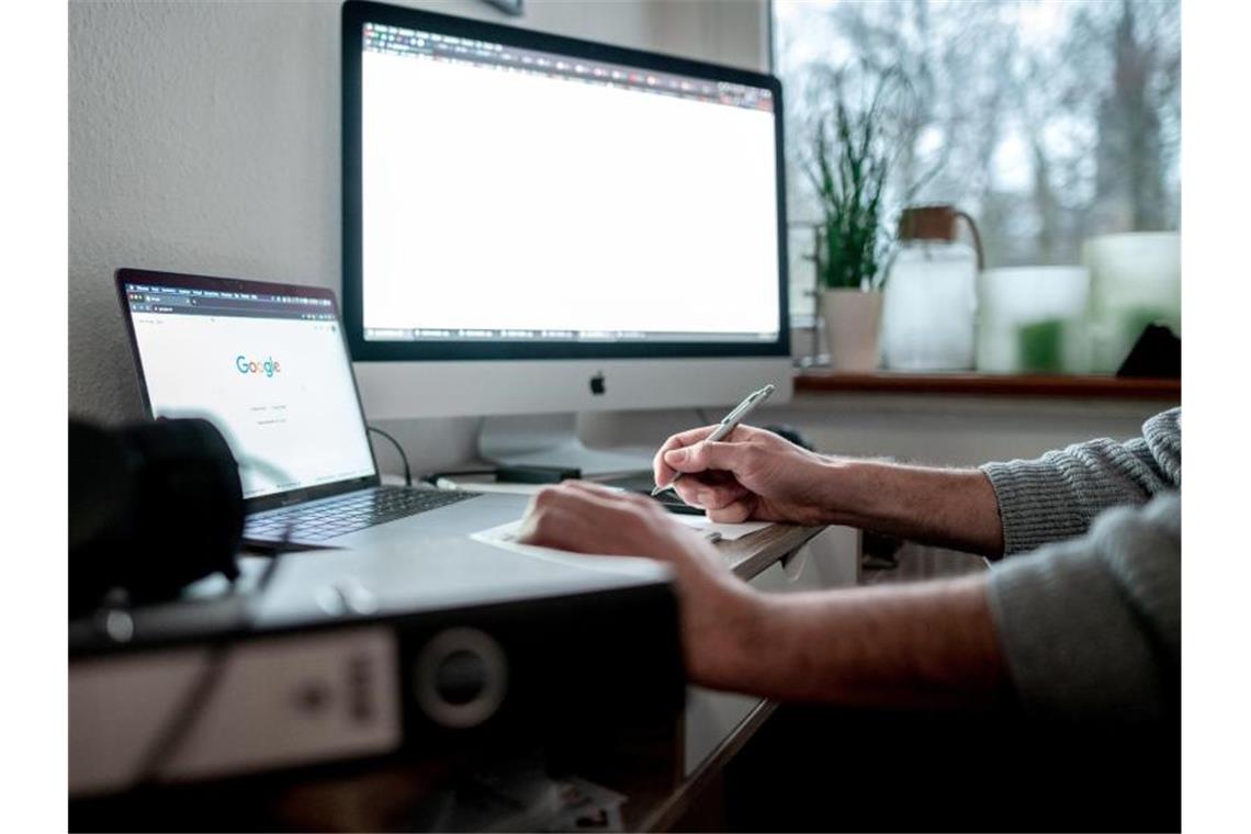 Verband: Digitalisierung in Wirtschaft überdauert Pandemie Beim Thema Homeoffice nach der Corona-Pandemie zeigen sich viele Firmen in Deutschland skeptisch. Foto: Fabian Strauch/dpa/Illustration
