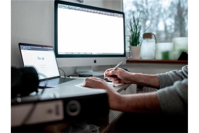 Beim Thema Homeoffice nach der Corona-Pandemie zeigen sich viele Firmen in Deutschland skeptisch. Foto: Fabian Strauch/dpa/Illustration
