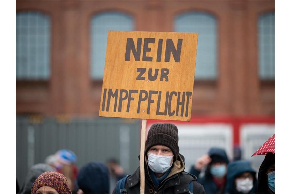 Umfrage: Impfpflicht trägt zur Spaltung der Gesellschaft bei Beim Thema Impfpflicht gehen die Meinungen innerhalb der Bevölkerung auseinander. Foto: Daniel Reinhardt/dpa
